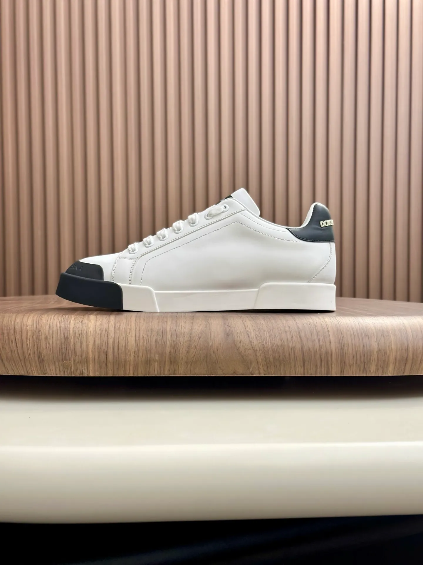 New product 💰800 DG Dolce & Gabbana men's shoes 💰ortofino calfskin sneakers ♞size; 39~44 (customized 38.45.46) Iconic men's shoes 💰ortofino series of sneakers, classic and timeless style, now presented with fashionable details. The calfskin engraved DG logo is a subtle finishing touch. Men's shoes💰ortofino calfskin sneakers: